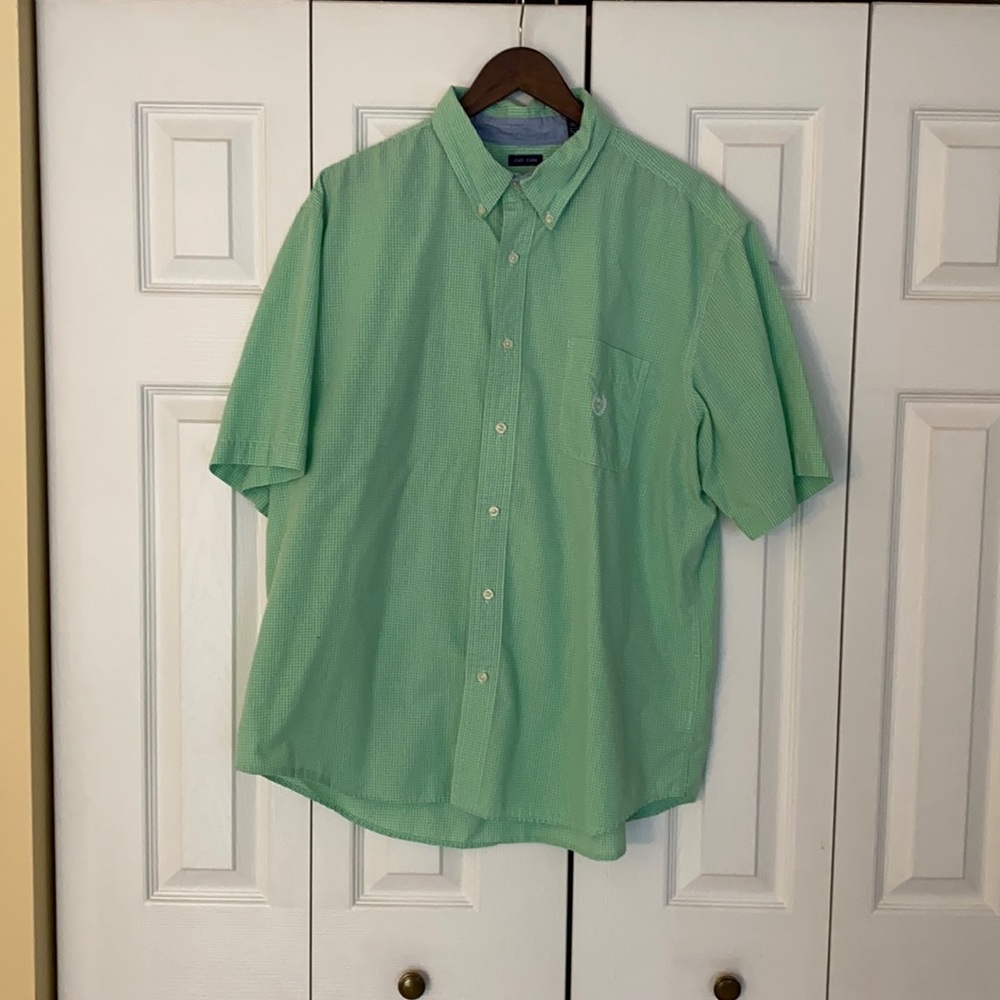 Short sleeves green patterned button down shirt